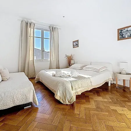 Large 2 Bedroom Apartment, Close To Promenade Des Apartment