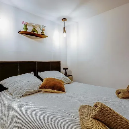 Chic Industrial Loft Quiet Garibaldi Ac Balcony Apartment *