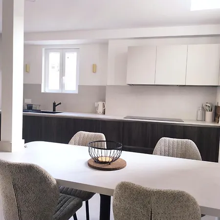 Apartment Elegant Renovated Port Ac Sleeps 4 *