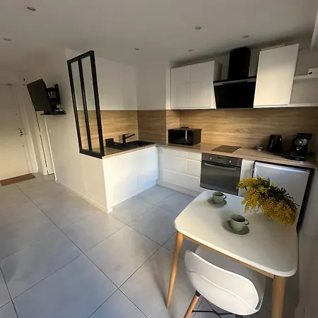 Quiet Modern In The Very Heart Of Apartment