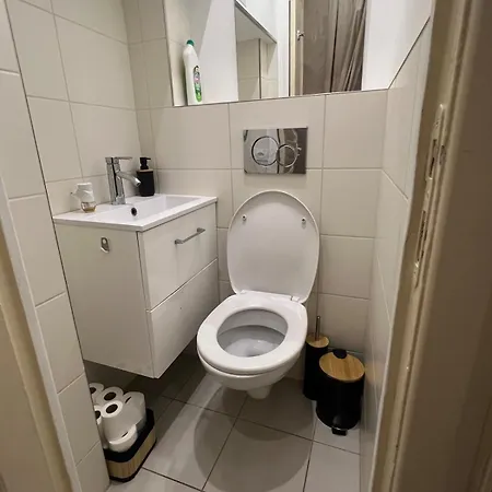 Perfectly Located 1 Bed - Port Of Apartment *