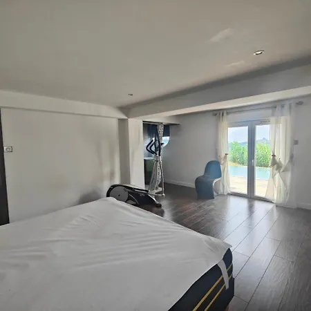 Moderne Avec Piscine Vue A Bellet Guest house *