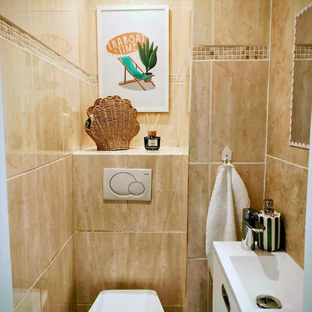 Modern Gem 200m From Beaches With Balcony, Ac And Tram Apartment *