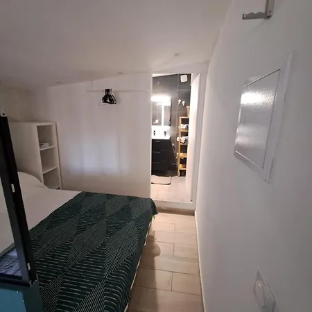 Dans Le Apartment