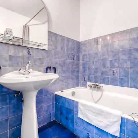 1br W Terrace & Parking Nice