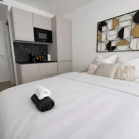 Sur La Promenade Des Apartment *