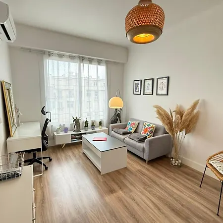 Apartment Beautiful Just A Stone's Throw From The