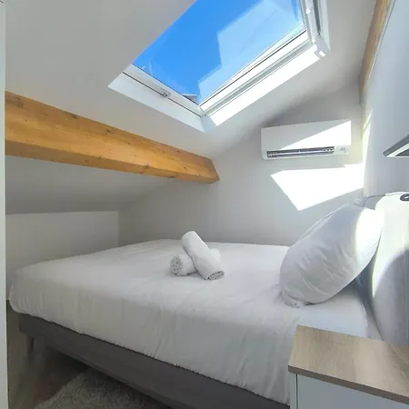 Elegant Renovated Port Ac Sleeps 4 Apartment