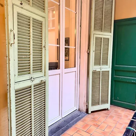 Charming Port Of Flat 1 Apartment