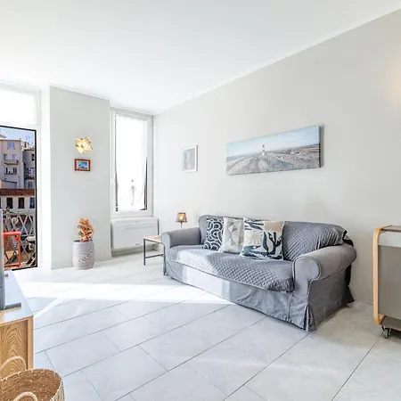 Massena Street - Quiet 2 Bdr & Balcony Nice