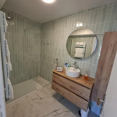 Appartement Elegant And Comfortable 3 Room, & Transport Within Walking Distance *