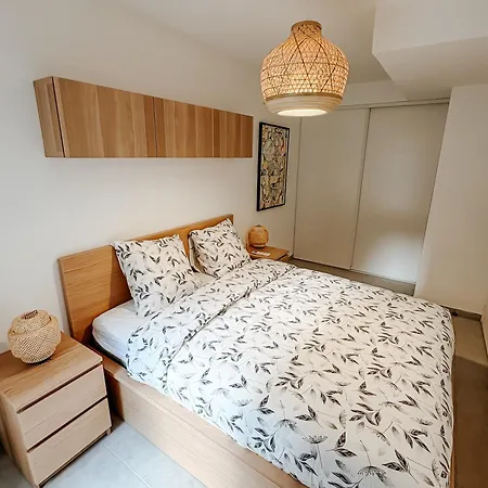 Aya - Renovated Air-conditioned Duplex With Garden Apartment