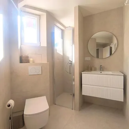 Elegant Renovated Port Ac Sleeps 4 Apartment *