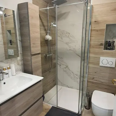 Apartment Charming 1-bedroom With Free Parking