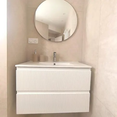 Elegant Renovated Port Ac Sleeps 4 Apartment Nice