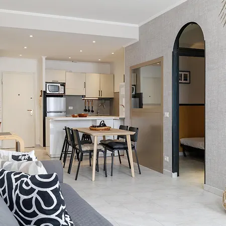Massena Street - Quiet 2 Bdr & Balcony Apartment *