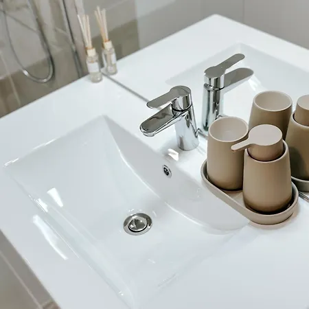 Aya - Renovated Air-conditioned Duplex With Garden Apartment *