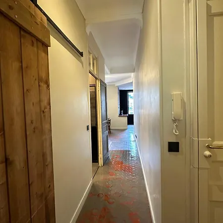 Renovated 2-room Sleeps 4 Tram And Shops Nearby
