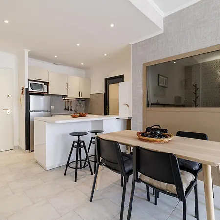 Massena Street - Quiet 2 Bdr & Balcony Apartment *