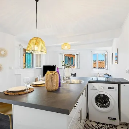 Charming Typical In The Heart Of Vieux Ac Apartment