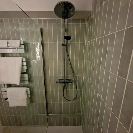 Elegant And Comfortable 3 Room, & Transport Within Walking Distance Appartement