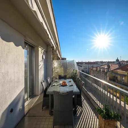 Vue Ensoleillée Sur Les Toits De Nice