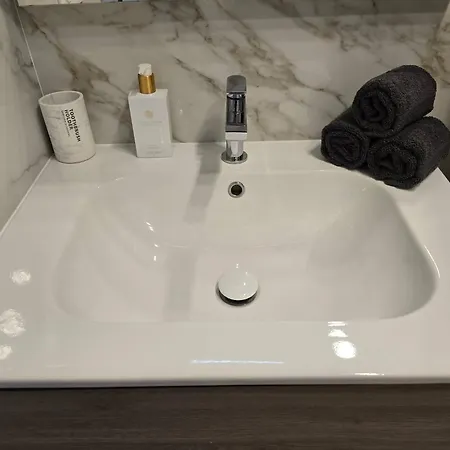 Apartment Charming 1-bedroom With Free Parking
