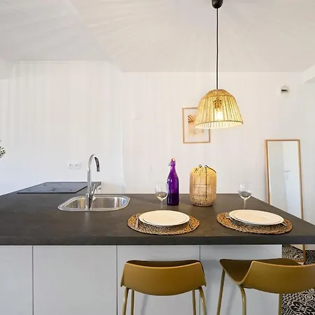 Charming Typical In The Heart Of Vieux Ac Apartment *