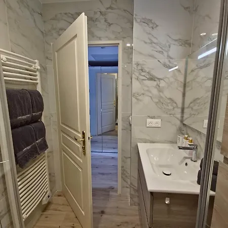 Apartment Charming 1-bedroom With Free Parking