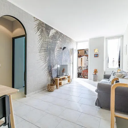 Massena Street - Quiet 2 Bdr & Balcony Apartment *