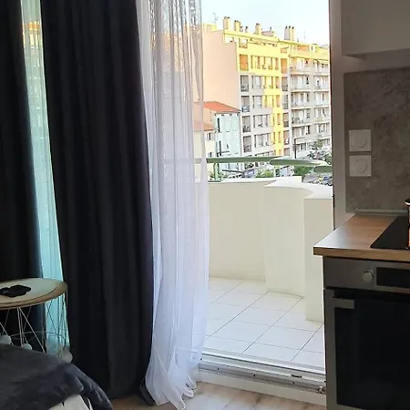 Apartment Charming 1-bedroom With Free Parking Nice