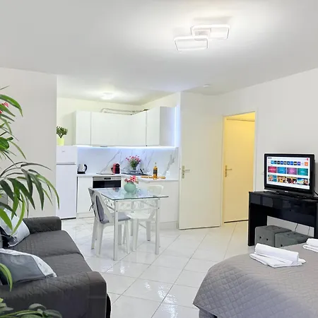 Place Close To The Ac Air , Wi Fi, Parking Nice
