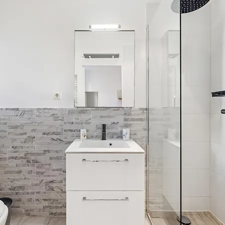 Apartment Renting - Grimaldi - Golden Square Location Fully Equiped