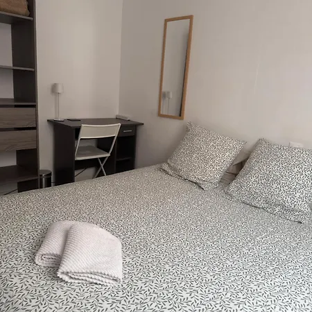 Location proche de toute commodités à 1 minute du tramway et à 9 min de centre ville et parking gratuit dans résidence privée Séjour chez l'habitant *