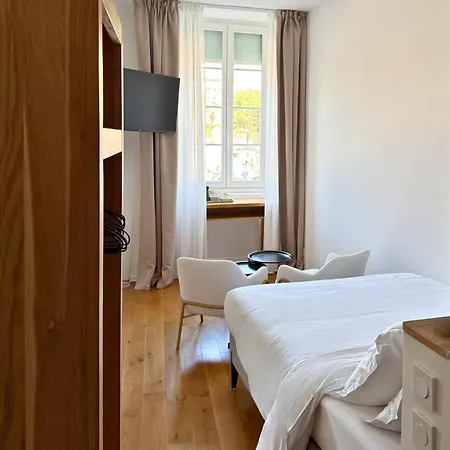 Hotel De La Mer 2*