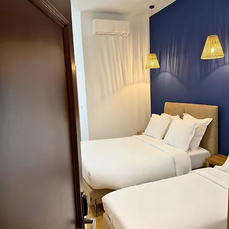Hotel De La Mer 2*
