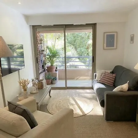 Apartment With Terrace Near & Center *