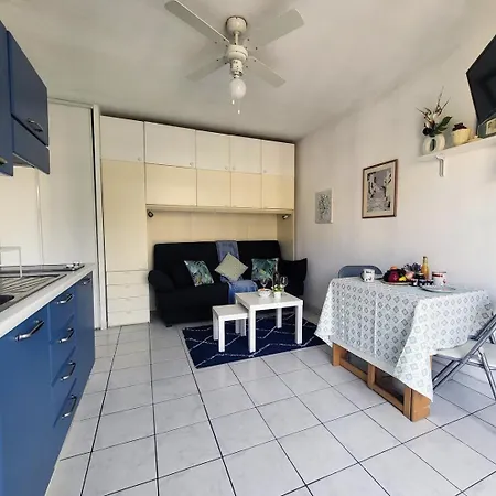 Valery Close To Prom Des Ideal For 2 Ac Apartment *