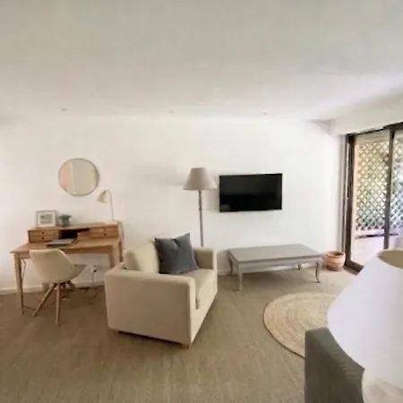 Apartment With Terrace Near & Center
