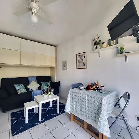 Valery Close To Prom Des Ideal For 2 Ac Apartment