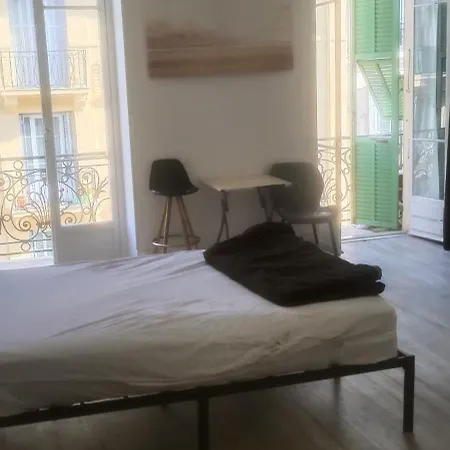Très Grande Climatisée Plein Centre Avec Balcon Couette-café 3*