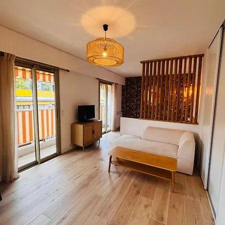 New - Golden Square - Large One-bedroom - Air-conditioning - Parking *