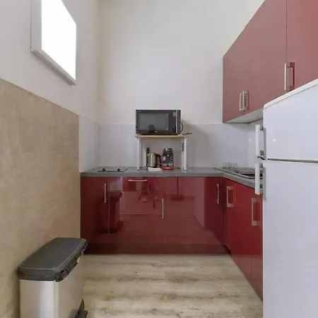 Cozy And Renovated - Hyper - Air Conditioner Apartment *