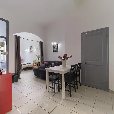 Cozy And Renovated - Hyper - Air Conditioner Apartment Nice