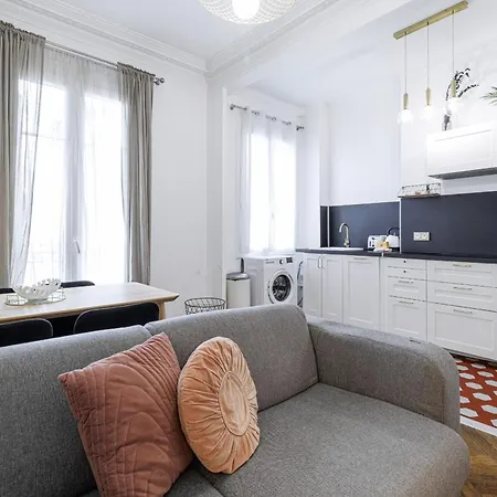 Large 2 Bdr Center Close To Train Station