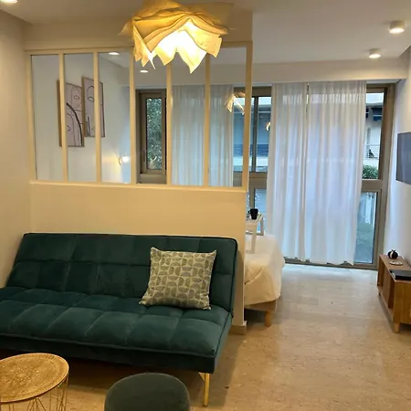 Beachside Chic - Carré D'or -
