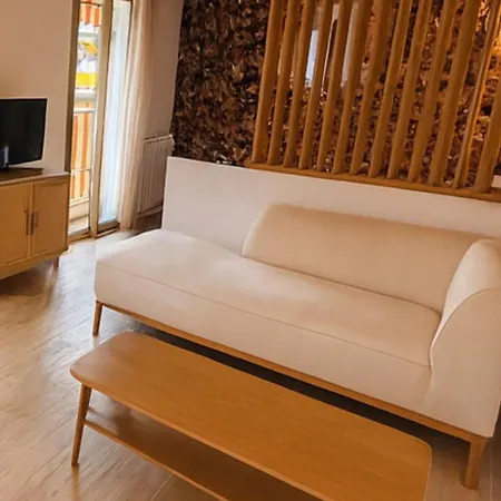 New - Golden Square - Large One-bedroom - Air-conditioning - Parking Apartment