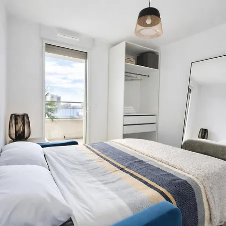 Luxury With Balcony & Rooftop Nice