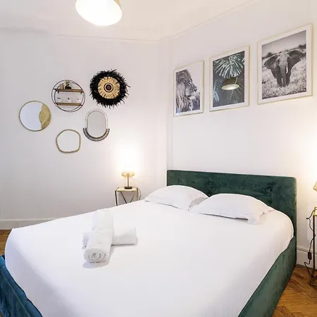 Large 2 Bdr Center Close To Train Station Apartment *