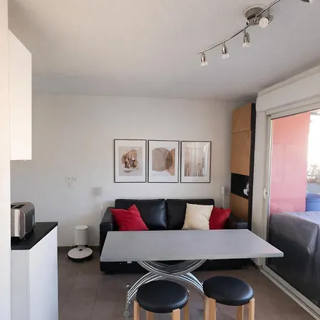 Apartment T2 Moderne 42 M2 Avec Grande Terasse Et Vue Sur Les Collines